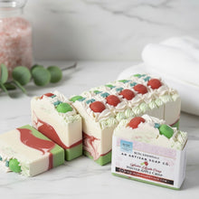 Jabón natural elaborado a mano en frío con diamantes rosas y perlas negras