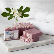 Jabón natural elaborado a mano en frío con higos silvestres y jazmín rosado